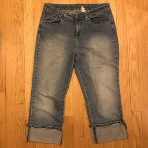 Covington Light Wash Denim Capris EUC